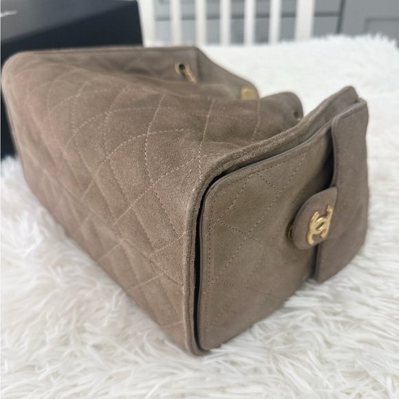 CHANEL 25 Hobo Bag in Small Grey Suede GHW - Picture 8 of 10